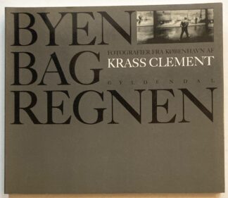 Byen bag regnen.